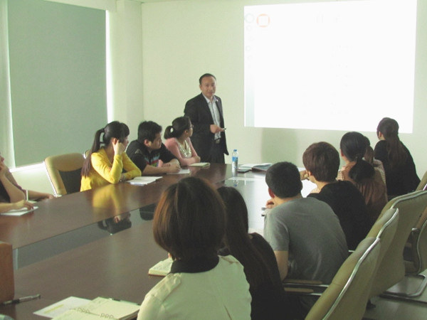 2013年4月24日，正睿老师对佳乐公司进行仓储管理的培训
