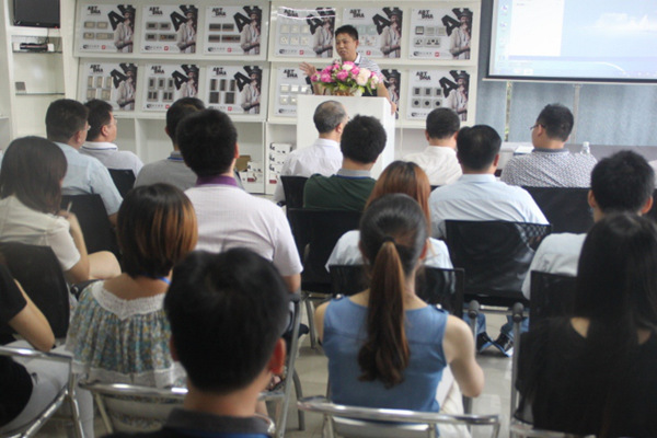 正睿金涛老师在家的管理升级总结大会上发表演讲