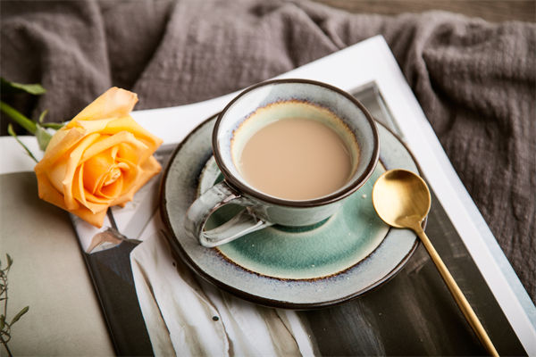 秋天的第一杯奶茶花束火了，品牌战略管理怎么看？